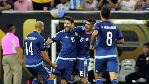 Messi celebra su gol con Banega y Mascherano. Messi celebra su gol con Banega y Mascherano.