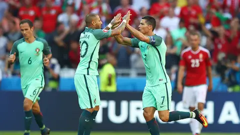 Cristiano Ronaldo festeja su gol ante Hungría con Quaresma Cristiano Ronaldo festeja su gol ante Hungría con Quaresma