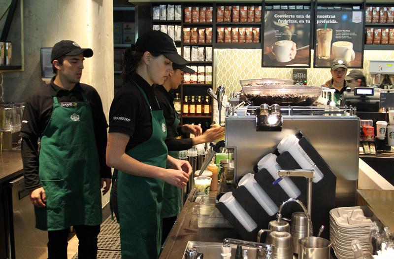 Un juez de EEUU aprueba una demanda a Starbucks por "llenar a medias" los cafés Un juez de EEUU aprueba una demanda a Starbucks por "llenar a medias" los cafés