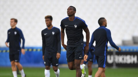Paul Pogba durante el entrenamiento de Francia en la Eurocopa