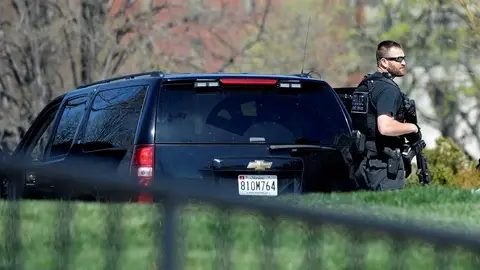Imagen de un policía de EE.UU. acordonando la zona Imagen de un policía de EE.UU. acordonando la zona