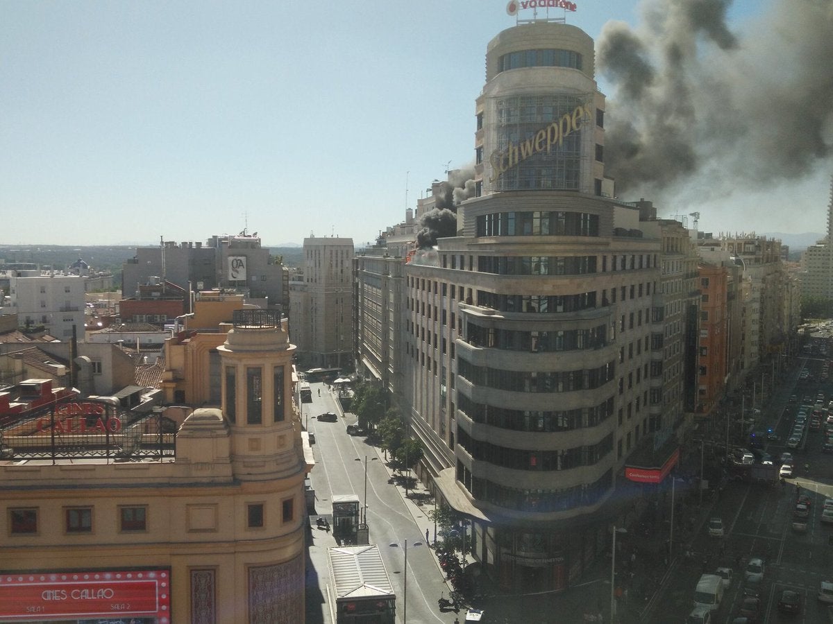 Desalojado el hotel Vincci Capitol por el incendio en la Gran Vía de Madrid Desalojado el hotel Vincci Capitol por el incendio en la Gran Vía de Madrid