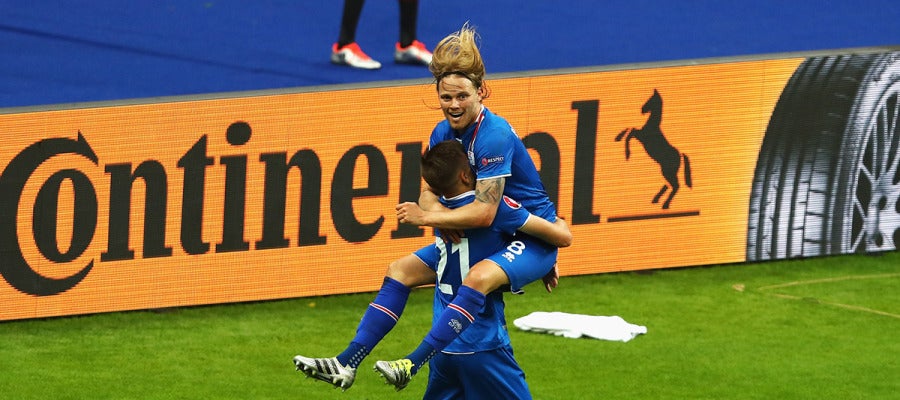 Arnor Ingvi Traustason festeja el gol de la clasificación de Islandia Arnor Ingvi Traustason festeja el gol de la clasificación de Islandia