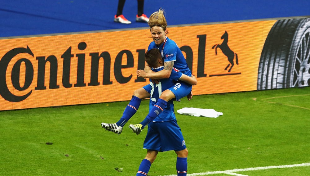 Arnor Ingvi Traustason festeja el gol de la clasificación de Islandia