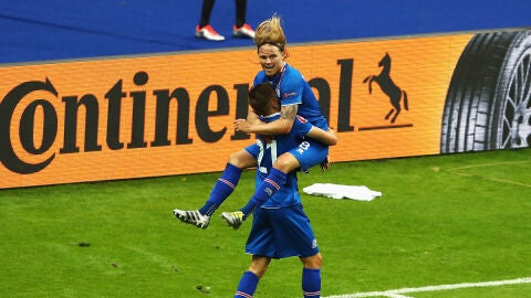 Arnor Ingvi Traustason festeja el gol de la clasificaci&oacute;n de Islandia