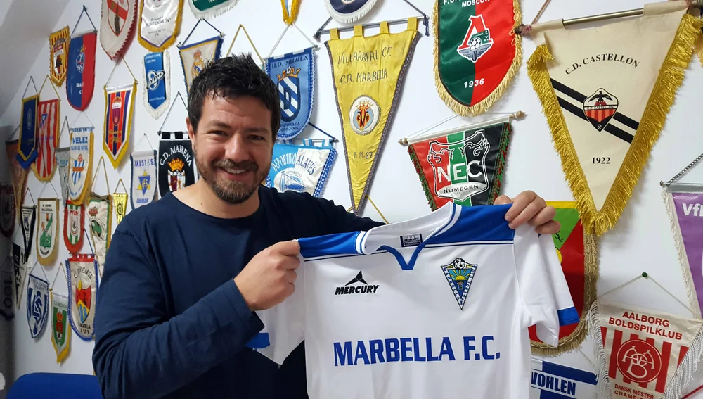 Gaucci posa con la camiseta del Marbella FC en su oficina