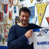 Gaucci posa con la camiseta del Marbella FC en su oficina Gaucci posa con la camiseta del Marbella FC en su oficina