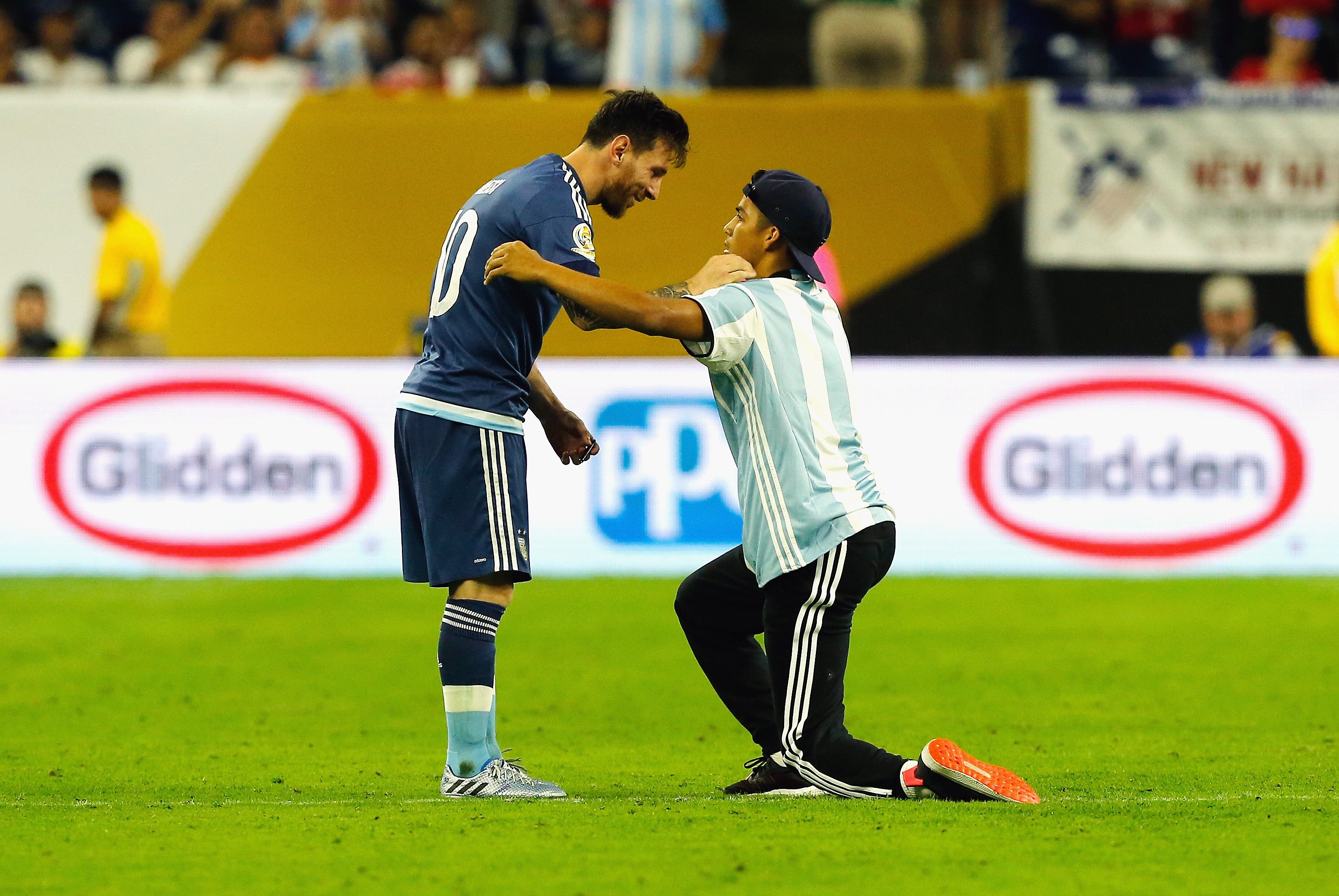 Un aficionado invade el campo, consigue un autógrafo y un abrazo de Messi Un aficionado invade el campo, consigue un autógrafo y un abrazo de Messi