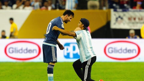 Un aficionado aborda a Leo Messi tras el partido contra Estados Unidos