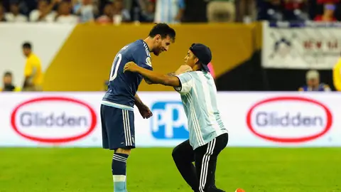 Un aficionado aborda a Leo Messi tras el partido contra Estados Unidos Un aficionado aborda a Leo Messi tras el partido contra Estados Unidos