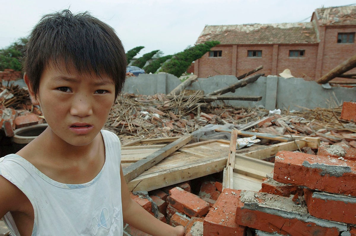 Aumenta a 98 muertos y 800 heridos la cifra de víctimas por tornado de China Aumenta a 98 muertos y 800 heridos la cifra de víctimas por tornado de China