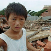 Un niño ante los destrozos del tornado