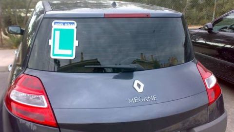 Imagen de un coche con la 'L' de conductor novel