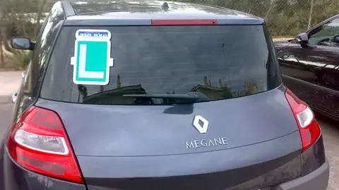 Imagen de un coche con la 'L' de conductor novel Imagen de un coche con la 'L' de conductor novel