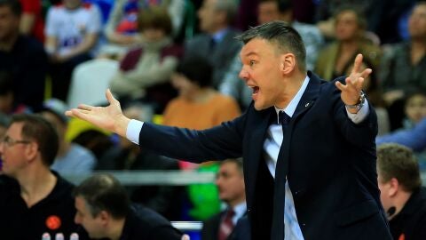 Jasikevicius da indicaciones en la banda durante un partido