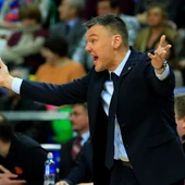 Jasikevicius da indicaciones en la banda durante un partido Jasikevicius da indicaciones en la banda durante un partido
