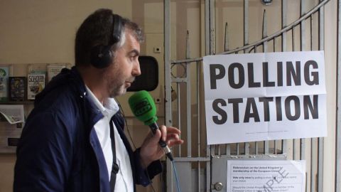 Alsina en uno de los colegios electorales de Londres donde hoy se vota la permanencia o no en la UE