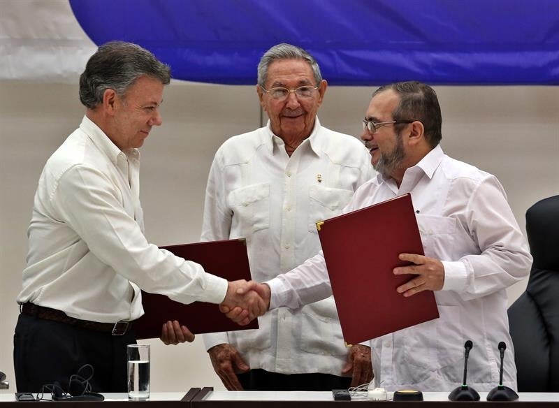 El Gobierno y las FARC firman los acuerdos para el fin del conflicto en Colombia El Gobierno y las FARC firman los acuerdos para el fin del conflicto en Colombia