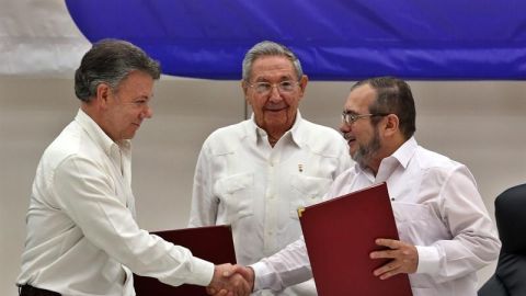 El l&iacute;der de las FARC en Cuba, Rodrigo Londo&ntilde;o alias "Timochenko" y el presidente de Colombia, Juan Manuel Santos, junto al presidente de Cuba, Ra&uacute;l Castro
