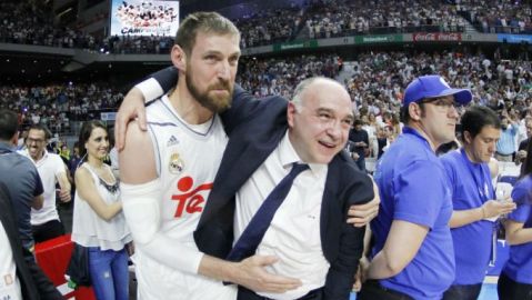 Nocioni y Pablo Laso tras lograr el t&iacute;tulo liguero