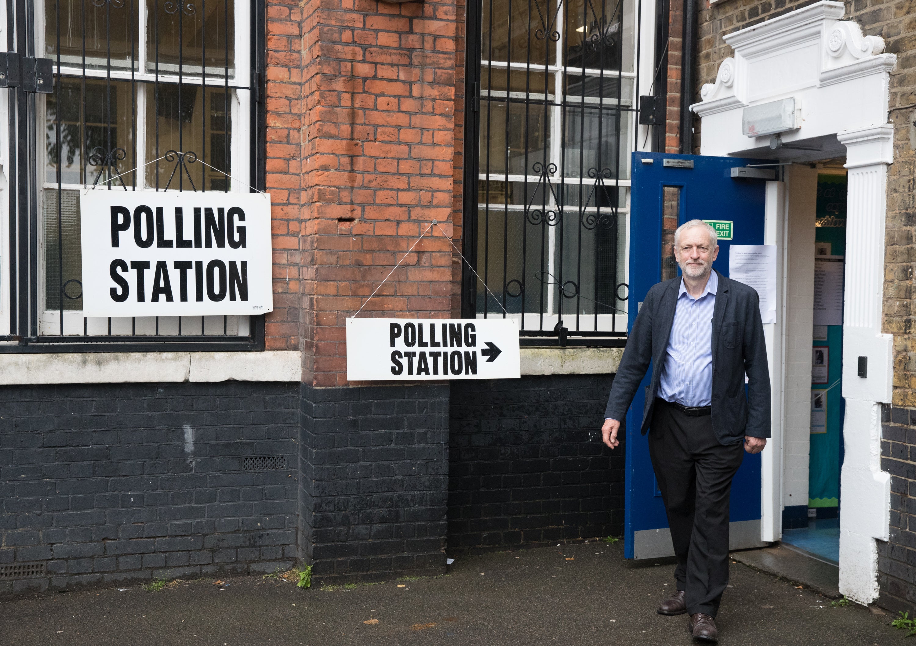 El líder laborista Jeremy Corbyn vota en el referendo de la UE El líder laborista Jeremy Corbyn vota en el referendo de la UE