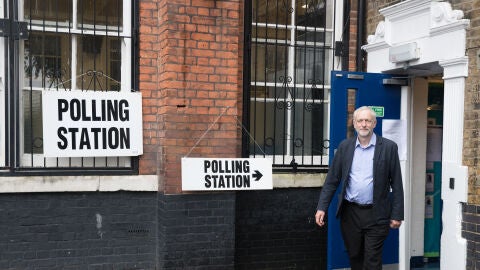 El l&iacute;der laborista Jeremy Corbyn vota en el hist&oacute;rico refer&eacute;ndum