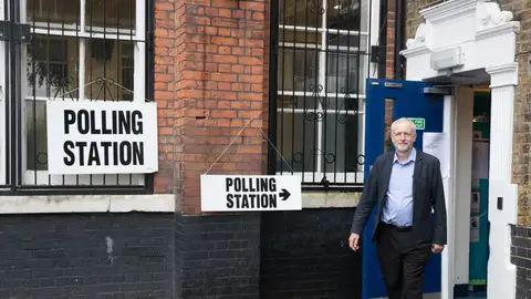 El líder laborista Jeremy Corbyn vota en el histórico referéndum El líder laborista Jeremy Corbyn vota en el histórico referéndum
