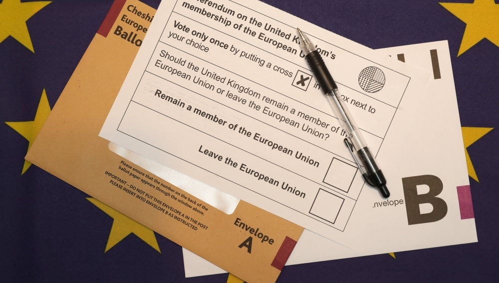 Papeleta que muestra la pregunta a la que han de responder los ingleses con su voto en el referéndum sobre la permanencia o no en la UE