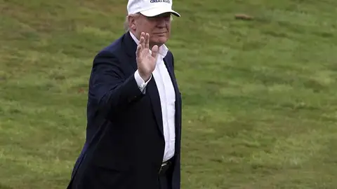 Donald Trump, saluda a su llegada al campo de golf de Trump Turnberry en Escocia. Donald Trump, saluda a su llegada al campo de golf de Trump Turnberry en Escocia.