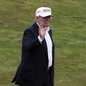  Donald Trump, saluda a su llegada al campo de golf de Trump Turnberry en Escocia.