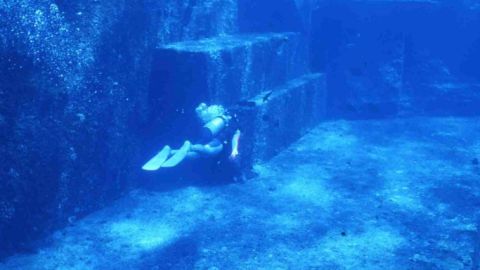 Yonaguni, una pir&aacute;mide sumergida en las aguas japonesas