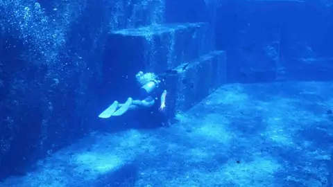 Yonaguni, una pirámide sumergida en las aguas japonesas Yonaguni, una pirámide sumergida en las aguas japonesas