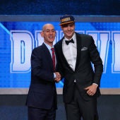 Juancho Hernangómez saluda a Adam Silver en el Draft de la NBA