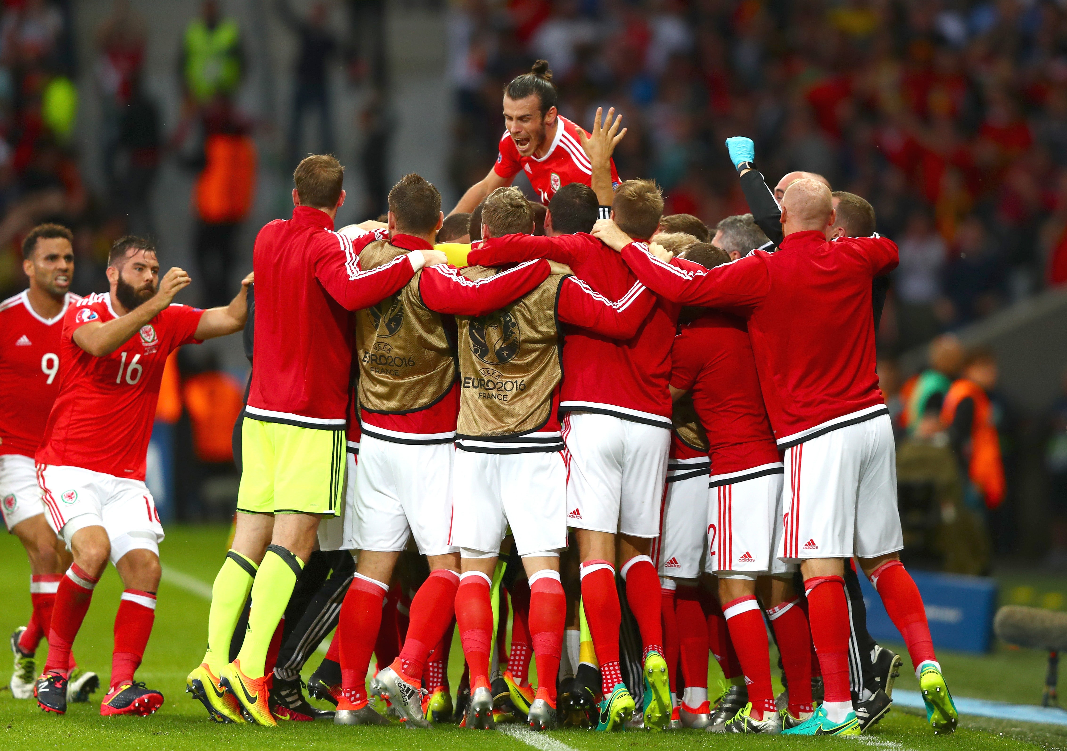 Gales da la sorpresa y se clasifica para semifinales Gales da la sorpresa y se clasifica para semifinales