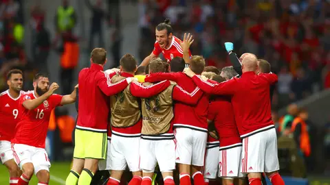 Los jugadores de Gales celebran el gol de Robson-Kanu Los jugadores de Gales celebran el gol de Robson-Kanu