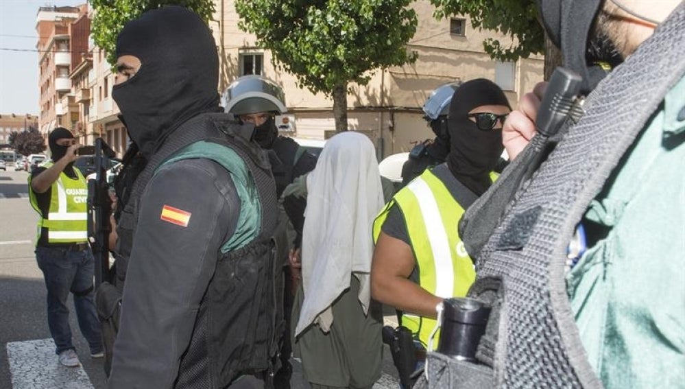 Momento de la detención en Lleida de los tres hermanos acusados de enaltecimiento del terrorismo yihadista