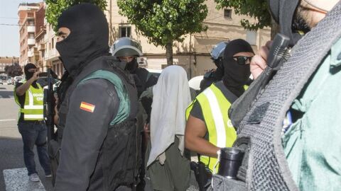 Momento de la detenci&oacute;n en Lleida de los tres hermanos acusados de enaltecimiento del terrorismo yihadista
