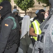 Momento de la detención en Lleida de los tres hermanos acusados de enaltecimiento del terrorismo yihadista Momento de la detención en Lleida de los tres hermanos acusados de enaltecimiento del terrorismo yihadista