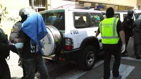 Momento de la detenci&oacute;n en Lleida de los tres acusados de enaltecimiento del terrorismo yihadista