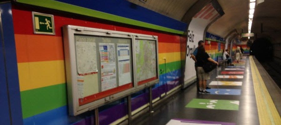 Interior del metro de Chueca con la bandera LGTB Interior del metro de Chueca con la bandera LGTB