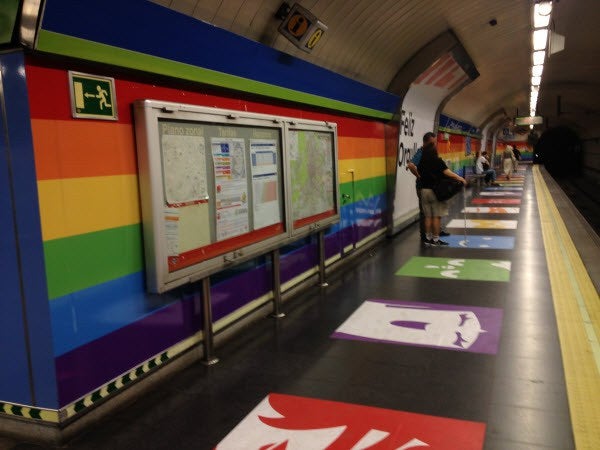Un policía fuera de servicio salta a las vías del Metro para salvar a un hombre que cayó Un policía fuera de servicio salta a las vías del Metro para salvar a un hombre que cayó