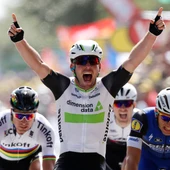 Mark Cavendish celebra su victoria en la etapa del Tour Mark Cavendish celebra su victoria en la etapa del Tour