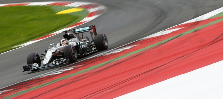 Hamilton conduce su Mercedes en Austria Hamilton conduce su Mercedes en Austria