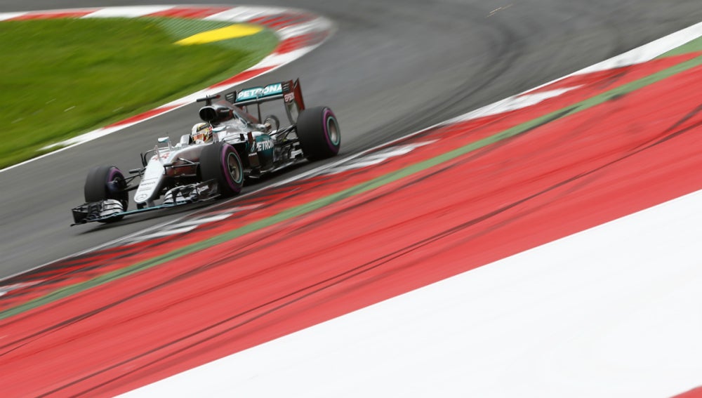 Hamilton conduce su Mercedes en Austria