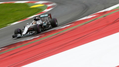 Hamilton conduce su Mercedes en Austria