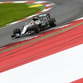 Hamilton conduce su Mercedes en Austria Hamilton conduce su Mercedes en Austria