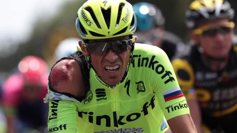 Alberto Contador, con el hombro magullado tras su ca&iacute;da