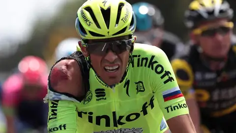 Alberto Contador, con el hombro magullado tras su caída Alberto Contador, con el hombro magullado tras su caída