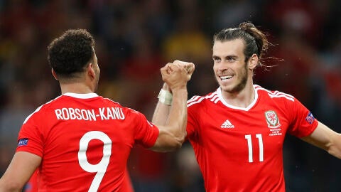 Gareth Bale y Robson-Kanu celebran la victoria ante B&eacute;lgica