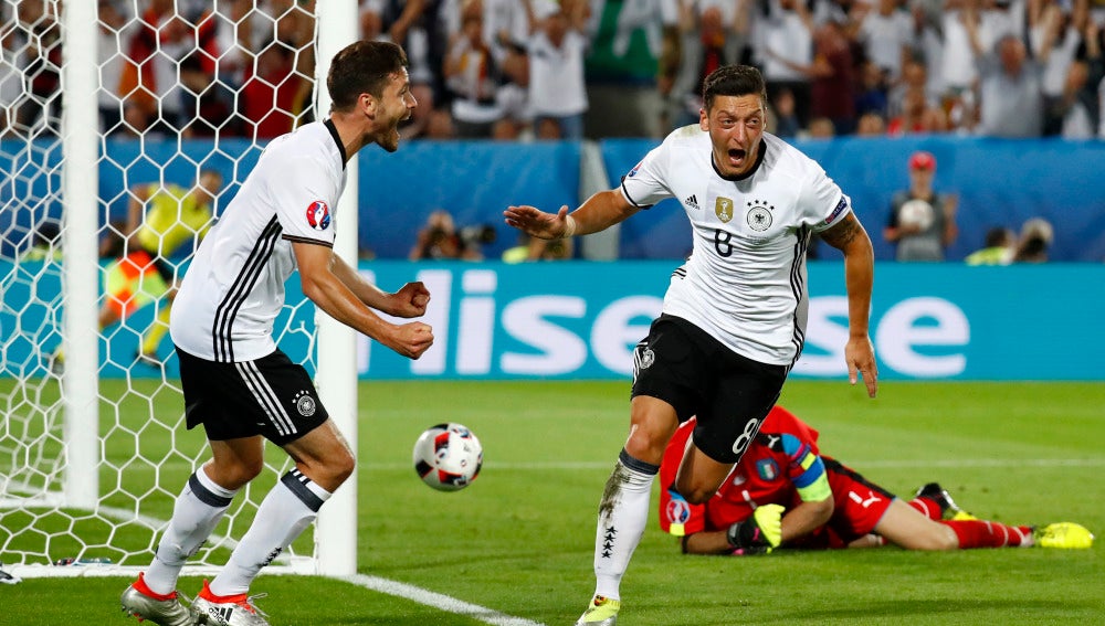 Mesut Ozil celebra su gol ante Italia